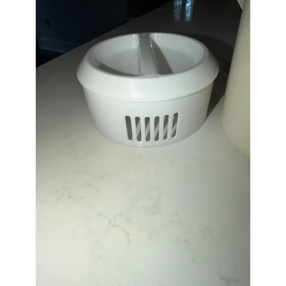 Vintage Rubbermaid #2445 Cream 2 1/4 Quart Pitcher w/ Slotted White Lid